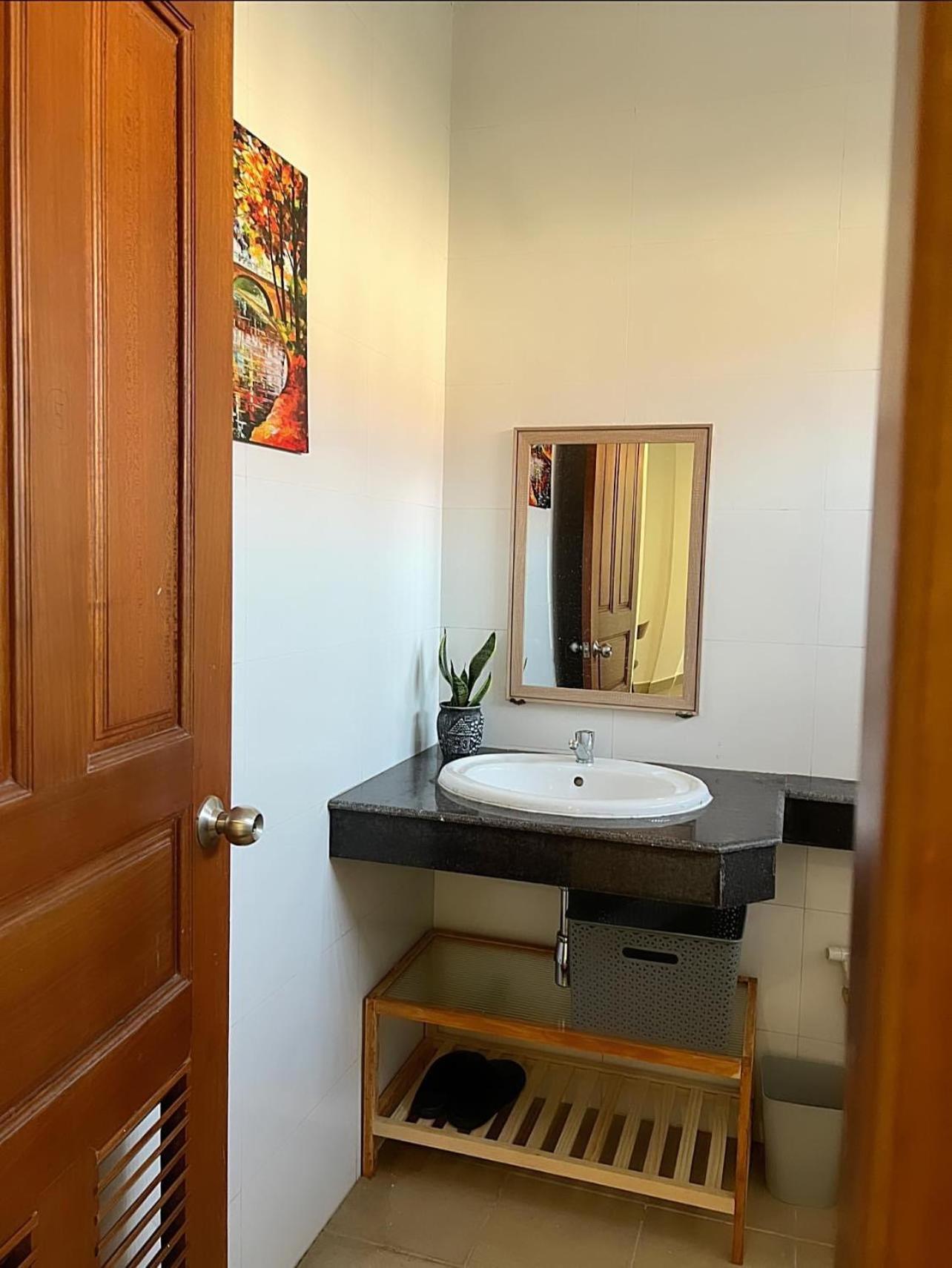 D32 Homestay Near Airport Behind Brown Coffee Airport Phnom Penh Bagian luar foto